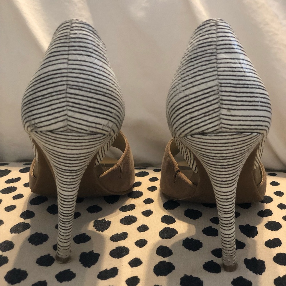 Heels/pumps - Picture 3 of 4